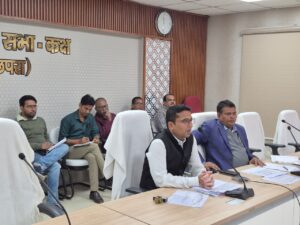 बैठक करते जिलाधिकारी