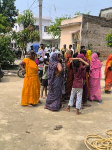 घटना स्थल के बाहर जुटी भीड़