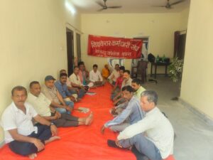 धरना पर बैठे कर्मचारी