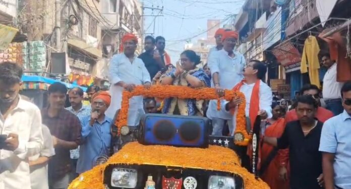 नामांकन के बाद अभिवादन स्वीकार करती राखी गुप्ता