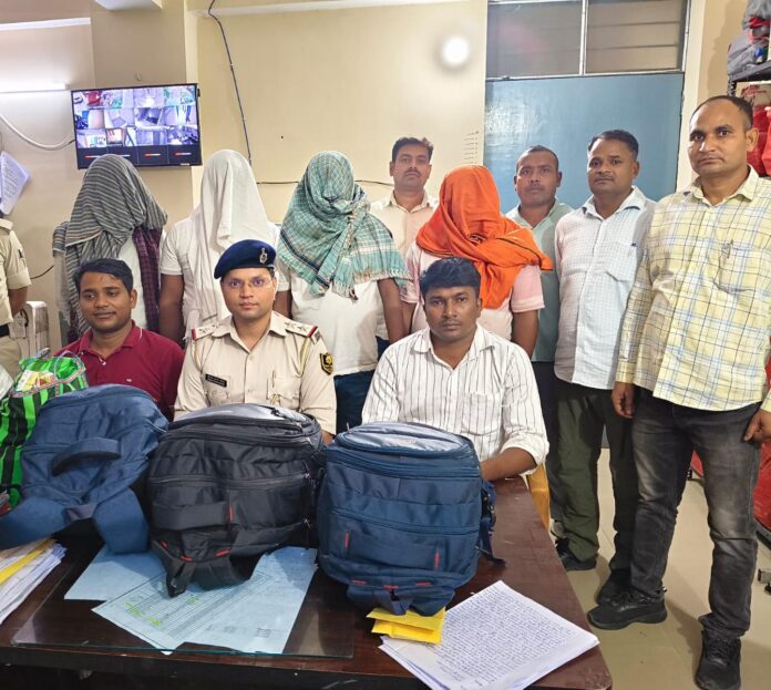 जानकारी देती पुलिस
